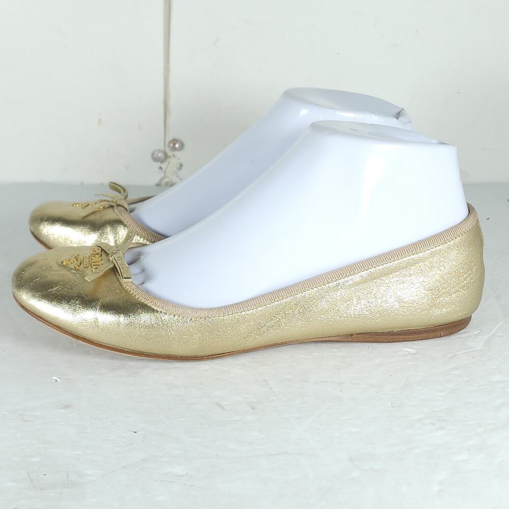 Prada Women's US5,5 EU35,5 Gold Leather Logo Bow Slip On Ballet Flats - Picture 2 of 16